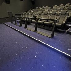 Tekero referents 5D kino Kristiine Keskuses. InterfaceFLOR plaatvaip Blast from the Past ja Vorwerki Dialog Art. Sisearhitektuur Tekero referents Torpedo Projekt.