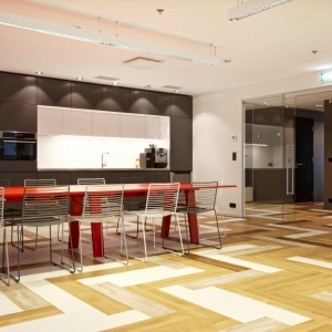 Tekero referents Toggl uus büroo Tallinnas. Amtico LVT põrandakate Signature.
